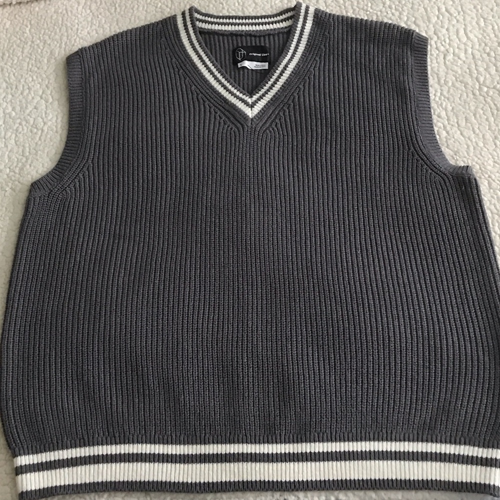 Original Use V-Neck Gray Sweater Vest